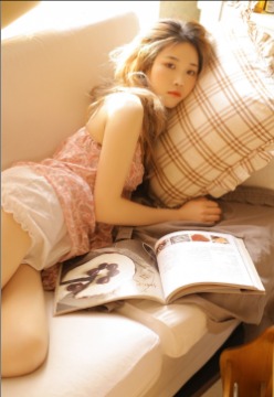 陽(yáng)光下的金發(fā)美女吊帶短褲香肩美腿寫真