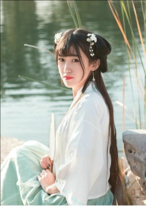 清澈湖邊丸子頭古裝美少女優(yōu)雅清新藝術(shù)照