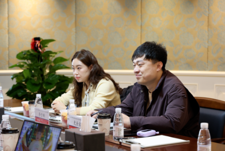 來訪一行首先參觀了國聯(lián)股份第二總部數(shù)字展廳與國聯(lián)云數(shù)字體驗館，深入了解了肥多多的運營模式、業(yè)務(wù)范圍以及國聯(lián)云的技術(shù)實力和應(yīng)用場景。